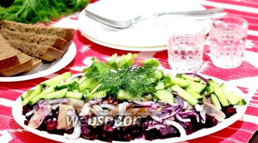 Свекольно-селёдочный салат под лимонно-хреновым соусом