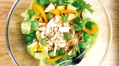 Теплый салат с кальмаром в кокосовых сливках