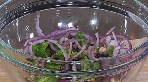 Салат из брокколи с орехами и клюквой