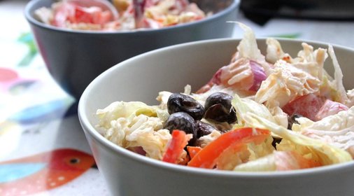 Легкий салат с лисичками и шампиньонами