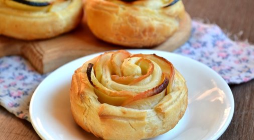 Яблочные розы из слоеного теста