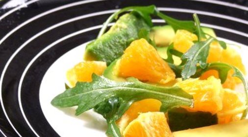 Зеленый салат с апельсинами и авокадо