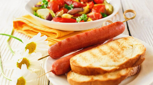 Теплый салат из овощей с сосисками-гриль