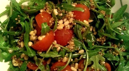 Салат с рукколой, горчичной заправкой и кедровыми орешками