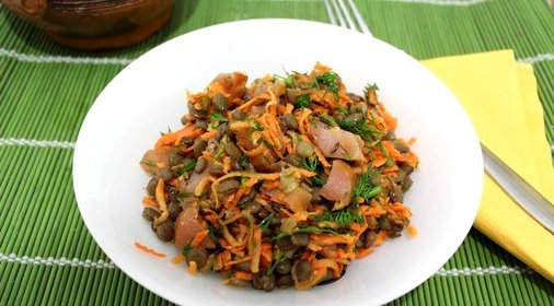 Чечевичный салат с копченой курицей