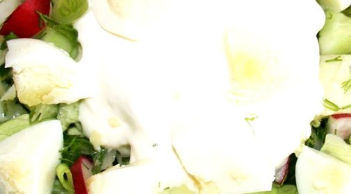 Весенний салат с редисом, огурцами и яйцами