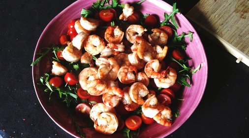 Салат с креветками, рукколой и помидорами черри