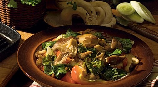 Теплый салат из вешенок и шпината