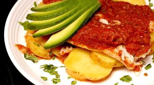Запеченная рыба с картофелем и томатным соусом