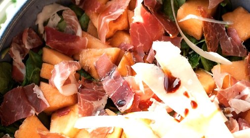 Салат с ветчиной и дыней