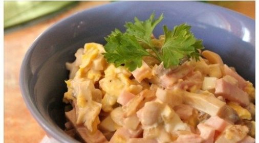 Салат с колбасой простой