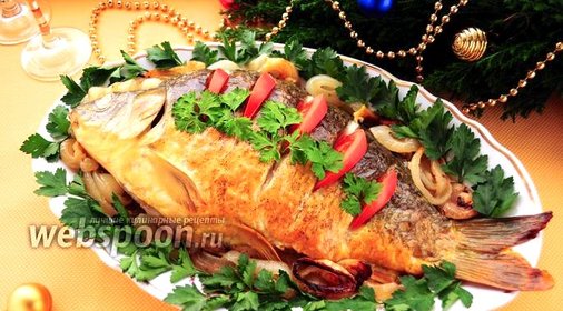 Карп, запечённый на луковой подушке