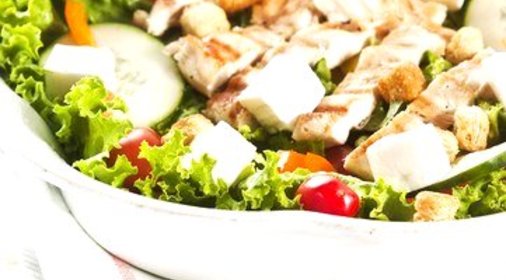 Салат из мяса, овощей и моцареллы с соусом чимичурри