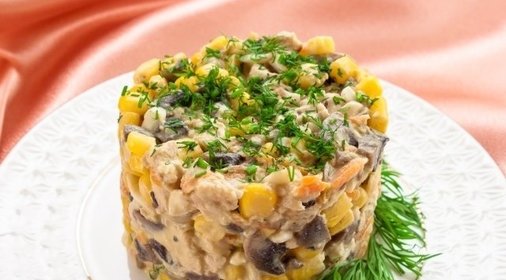 Салат с шампиньонами и кукурузой