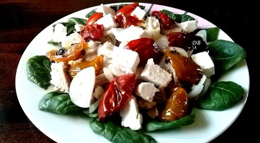 Cалат с вялеными помидорами