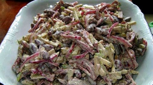 Салат с копченой колбасой