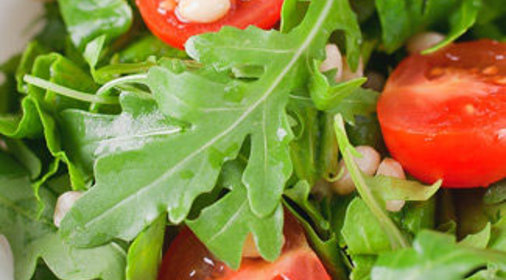 Салат из шпината и рукколы с томатами и кедровыми орешками