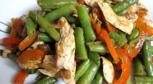 Теплый салат с курицей, перцем и стручковой фасолью