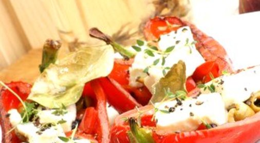 Печеные фаршированные сладкие перцы с черри, фетой и тимьяном