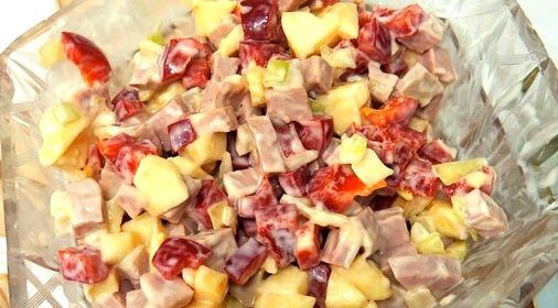 Салат с колбасой и яблоками