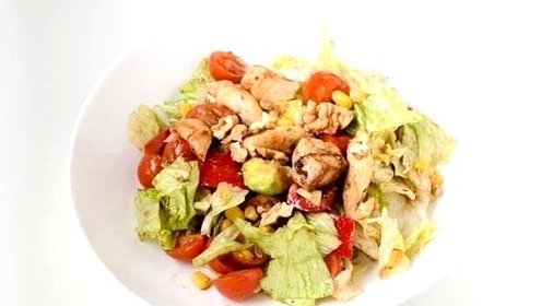 Салат с лимонной курицей и авокадо