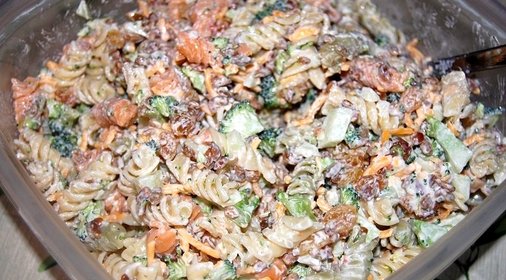 Азиатский Салат с макаронами, говядиной, брокколи и ростками фасоли