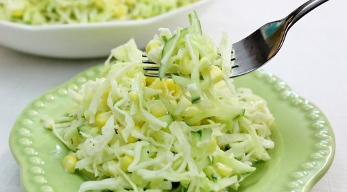 Cалат из капусты, огурцов и яблок