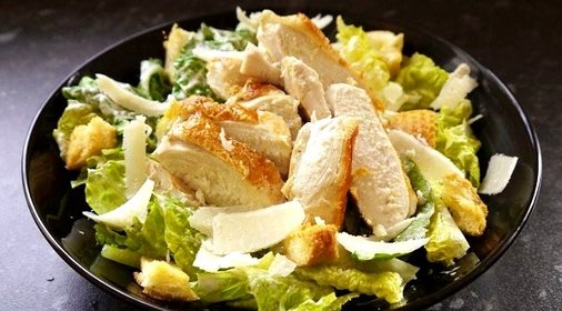 Простой салат с куриной грудкой