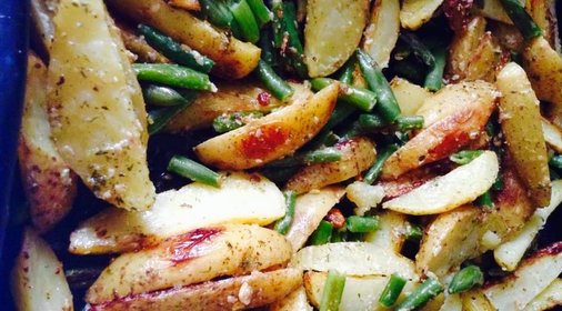 Запечённый картофель с фасолью и кунжутом