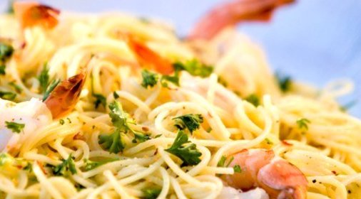 Тайский салат с лапшой и креветками