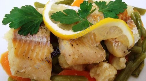 Рыба тушеная с овощами и луком