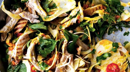 Салат из курицы с шафраном и зеленью