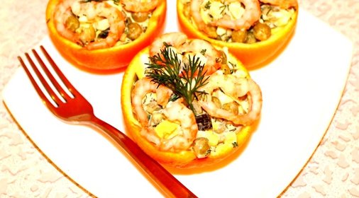 Салат из креветок в апельсиновых чашечках.