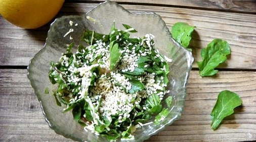 Салат с рукколой кунжутом и помидором