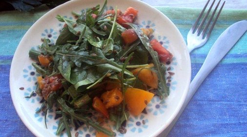 Салат с руколой и помидорами