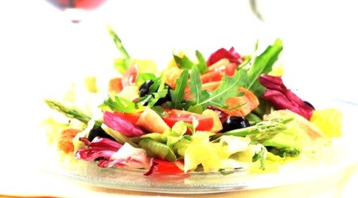 Салат из запеченых помидоров с орехами и беконом