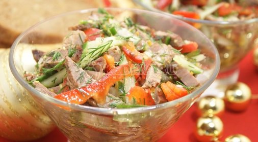 Салат с говядиной, овощами и зеленью