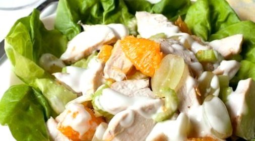 Салат с курицей и фруктами