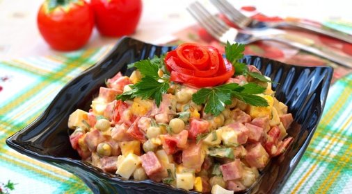 Салат с копчёной колбасой, помидорами и зелёным горошком