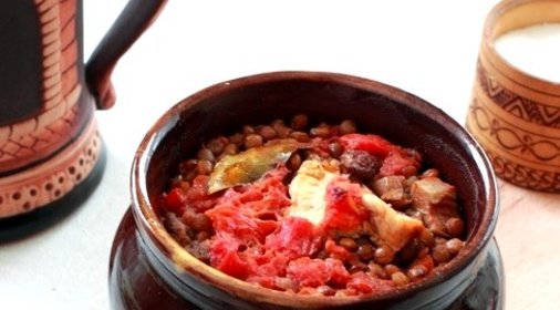 Чечевица с мясом в горшочке