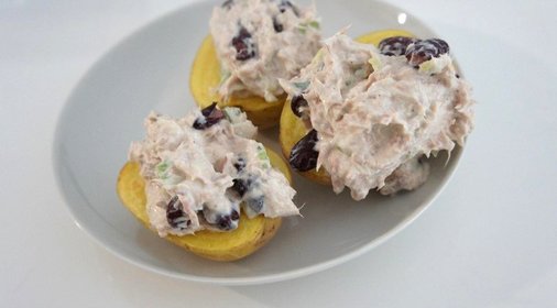 Картофель с рыбным салатом