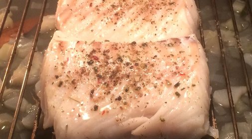 Треска со свекольной ботвой и кедровыми орехами