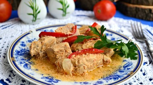 Свинина в сметанно-томатном соусе на пару