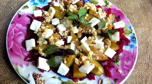 Свекольный салат со сливами и брынзой