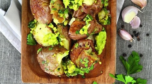 Печеный картофель с соусом из авокадо