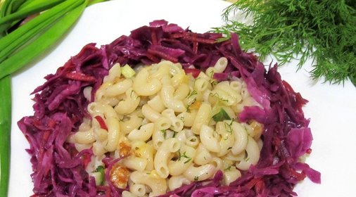 Рожки с карамелизированным луком
