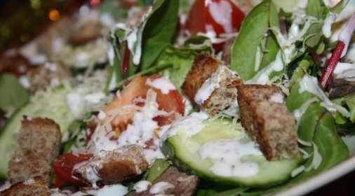 Лёгкий салат с говядиной и йогуртовой заправкой