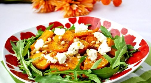 Теплый салат с тыквой, рукколой и кедровыми орешками