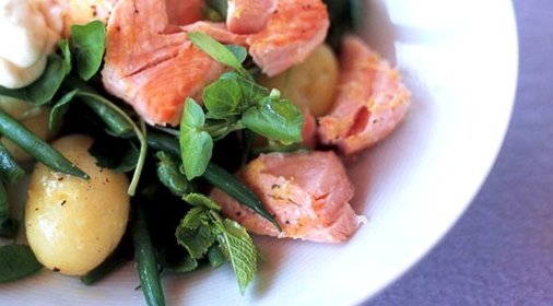 Салат из запеченного лосося с кресс-салатом