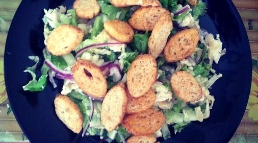 Хрустящий салат с курицей, красным луком и сухариками